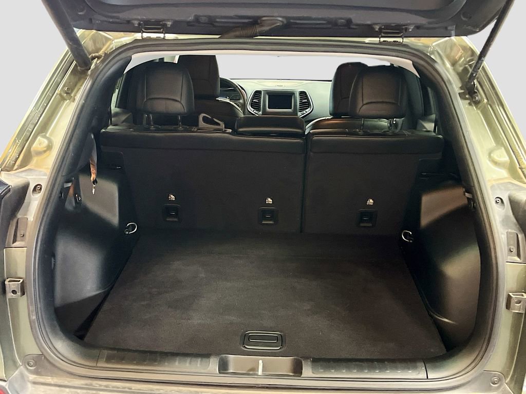 Used 2019 Jeep Cherokee Latitude Plus w/ Comfort/Convenience Group image 24