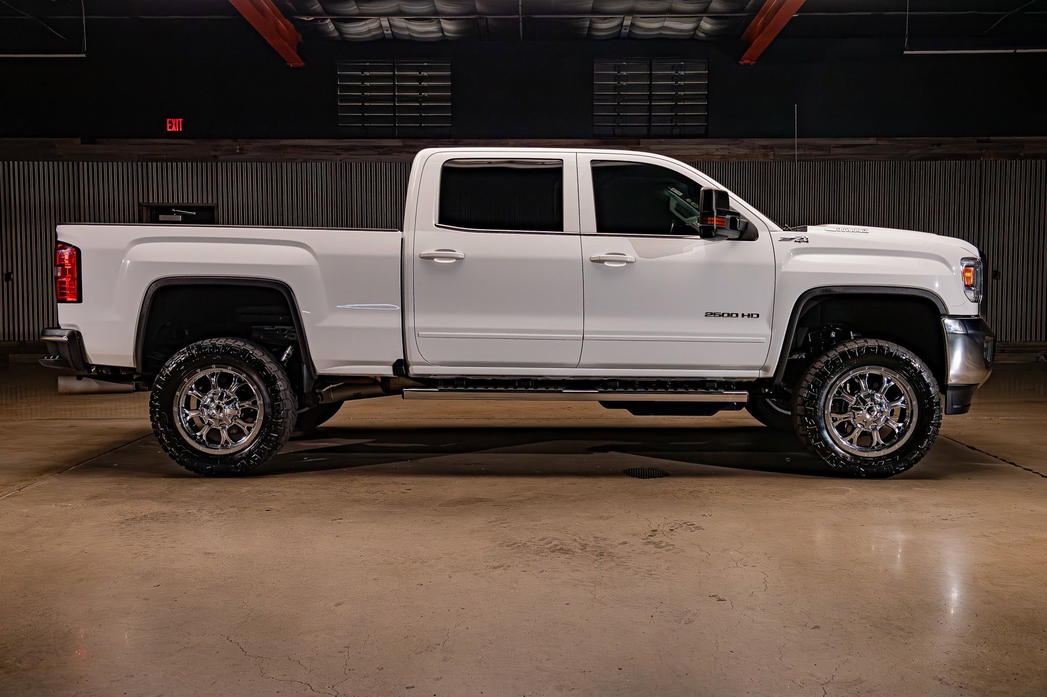 Used 2018 GMC Sierra 2500 SLE w/ Suspension Package, Off-Road AWD/4WD image 10