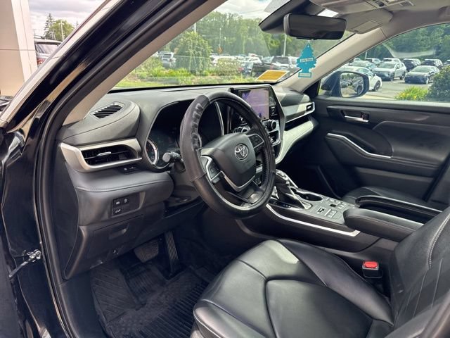 Used 2023 Toyota Highlander XLE AWD/4WD image 22