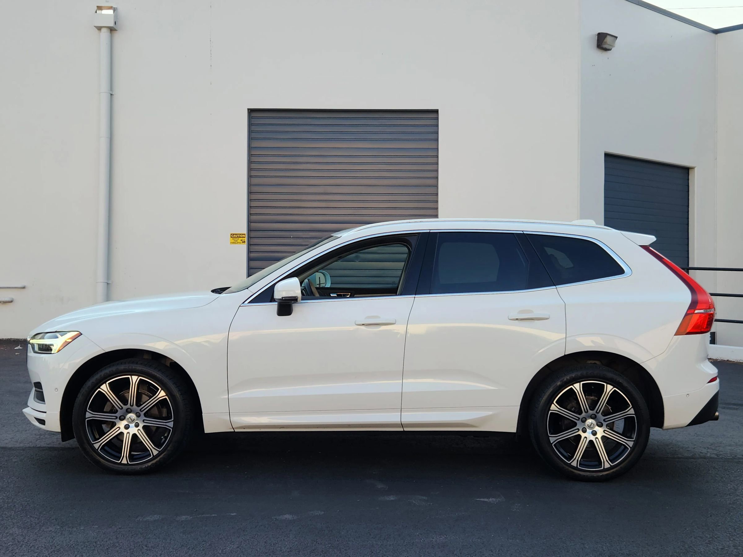 Used 2019 Volvo XC60 T5 Momentum w/ Multimedia Package image 2