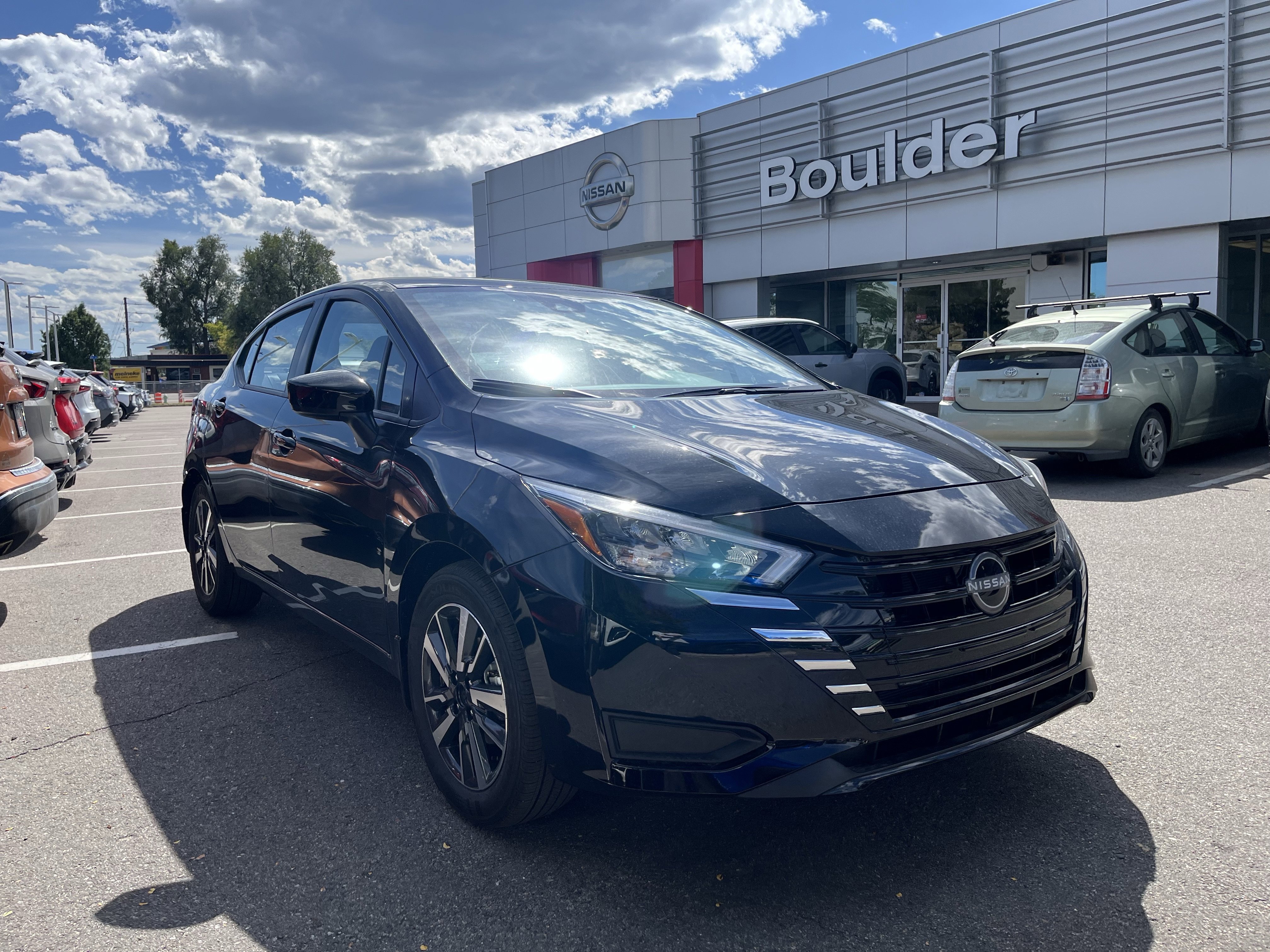 New 2025 Nissan Versa SV w/ Trunk Package