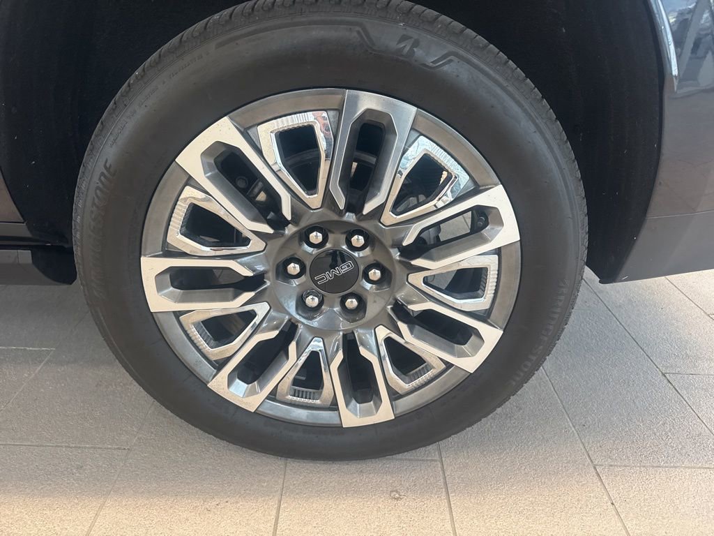 Used 2023 GMC Yukon XL Denali Ultimate AWD/4WD image 3