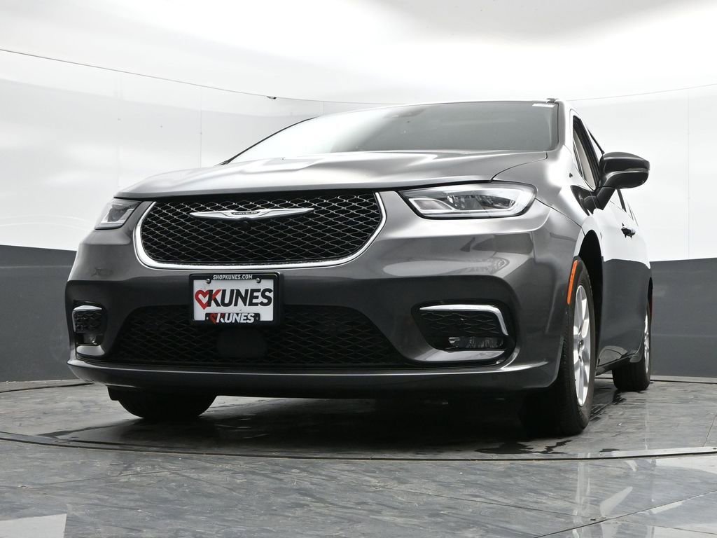 Used 2021 Chrysler Pacifica Touring-L w/ Uconnect Theater Family Group FWD image 44