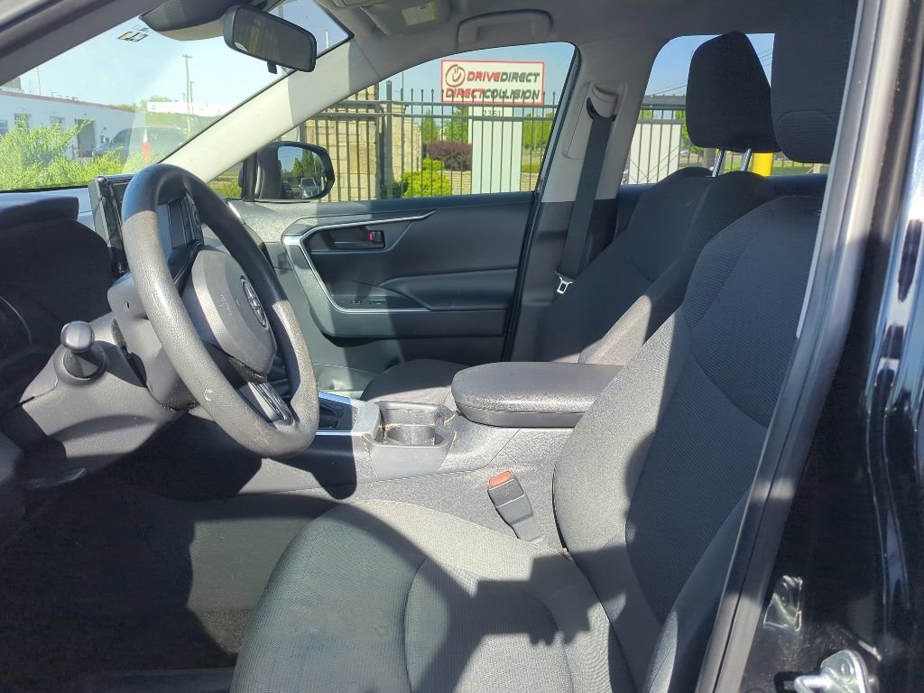 Used 2019 Toyota RAV4 LE FWD image 4