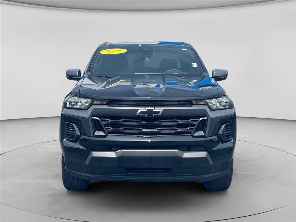 Used 2025 Chevrolet Colorado LT RWD image 2