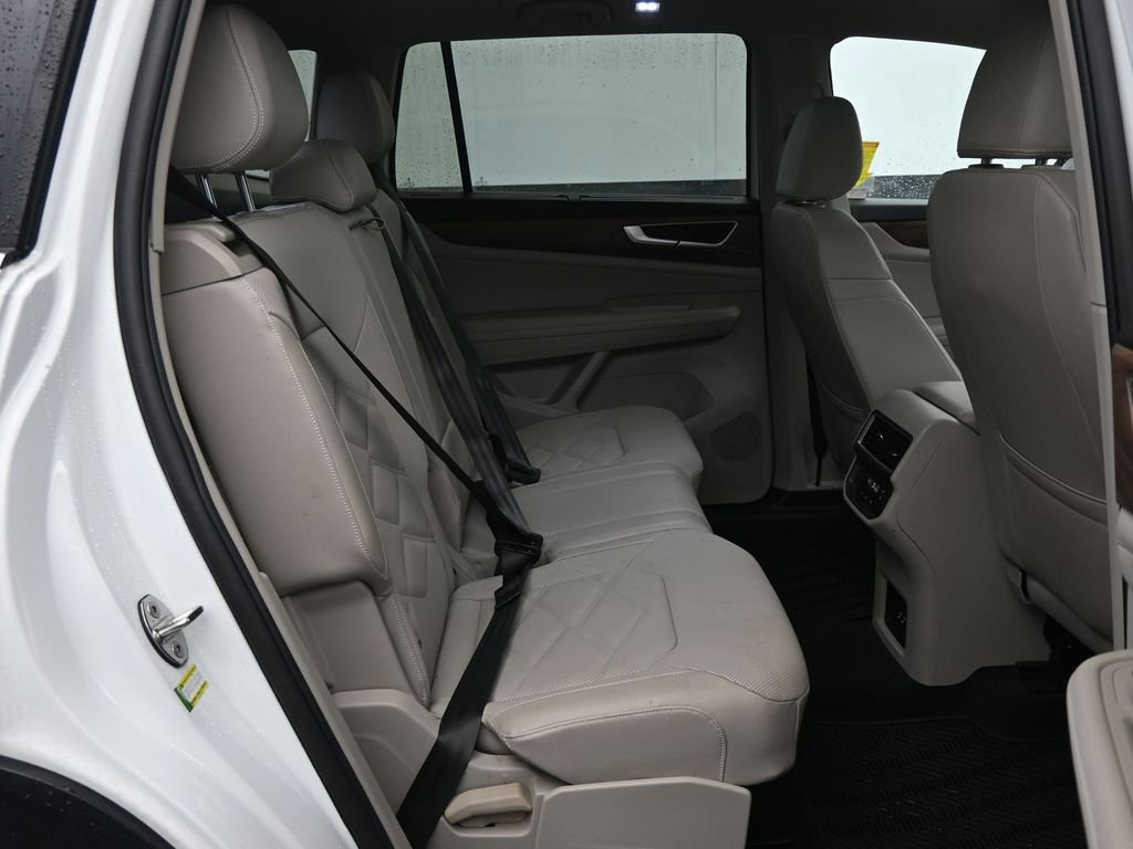 Used 2024 Volkswagen Atlas SE w/ Panoramic Sunroof Package image 17