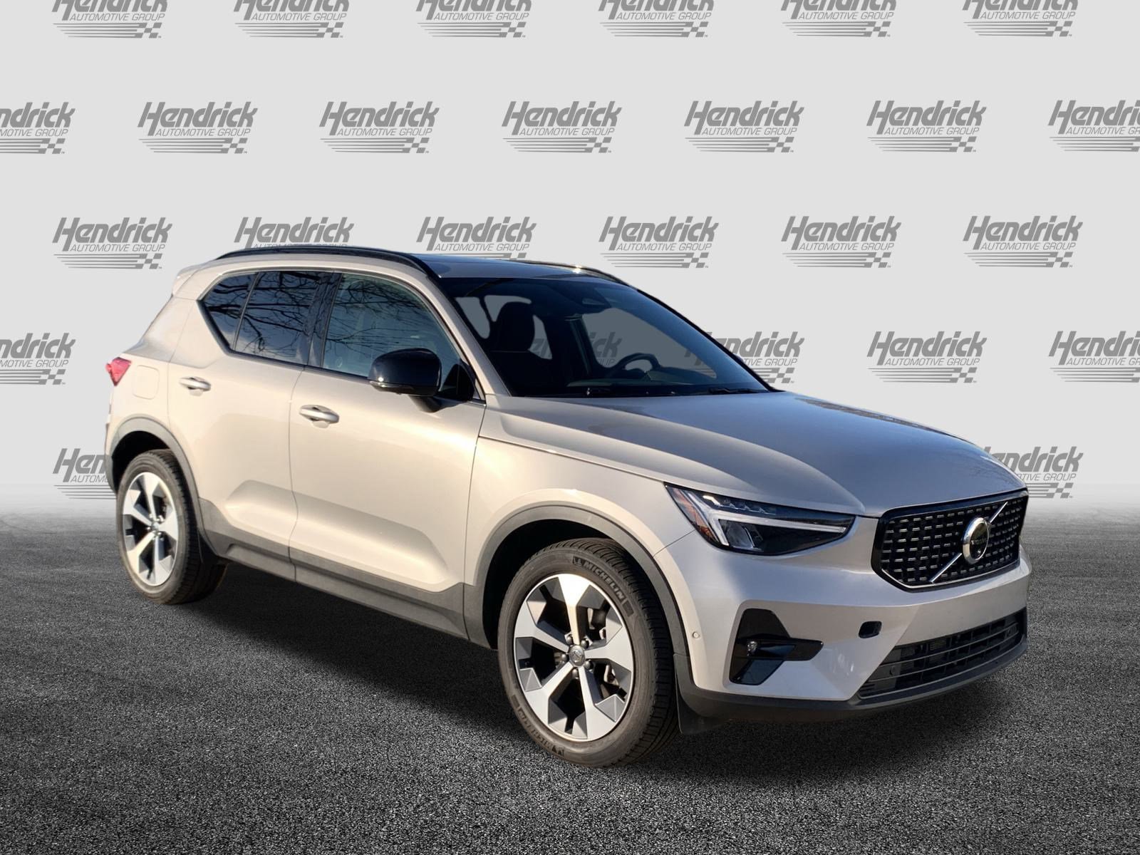 Used 2025 Volvo XC40 B5 Plus image 2