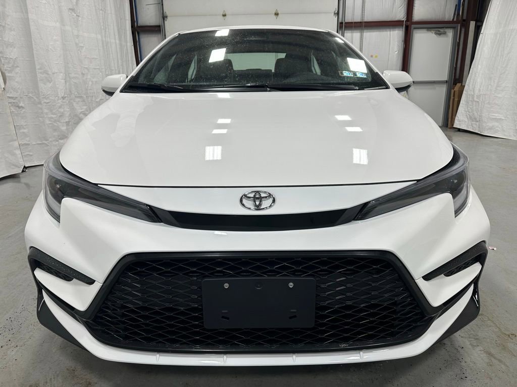 Used 2025 Toyota Corolla SE w/ SE Premium Package image 2