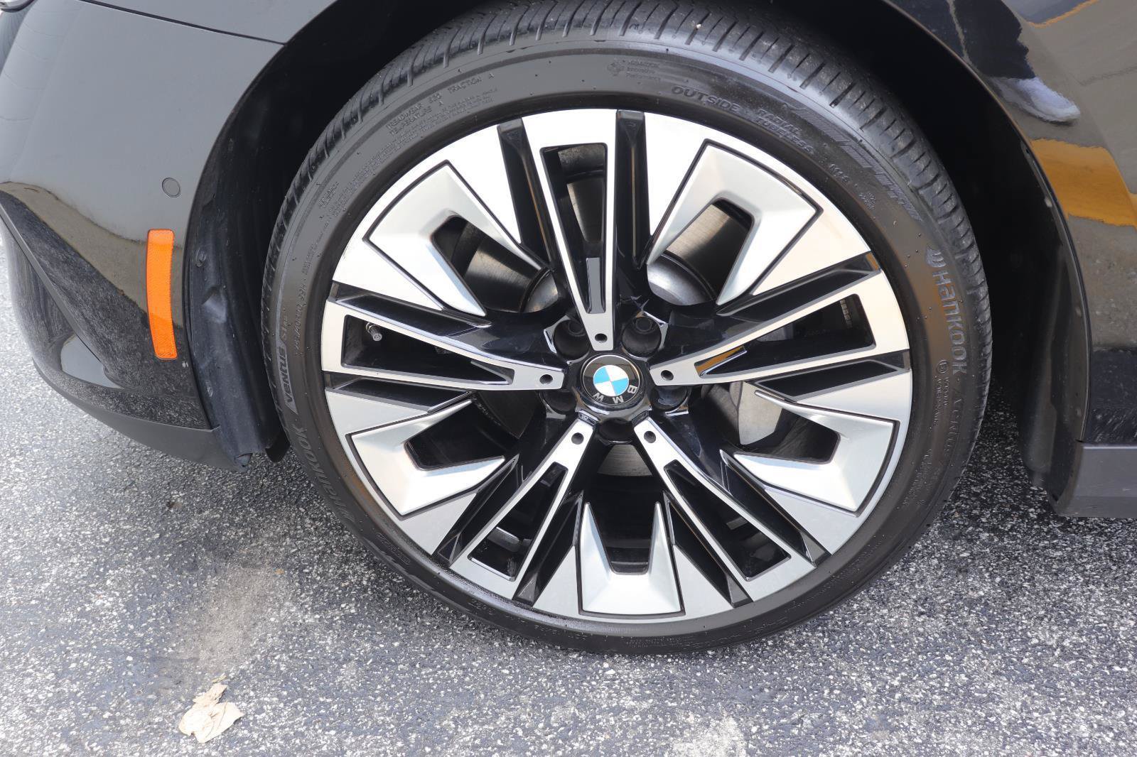Used 2025 BMW 530i xDrive w/ Premium Package AWD/4WD image 39