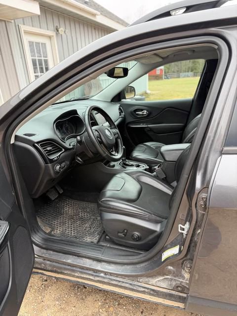 Used 2019 Jeep Cherokee Latitude Plus AWD/4WD image 5