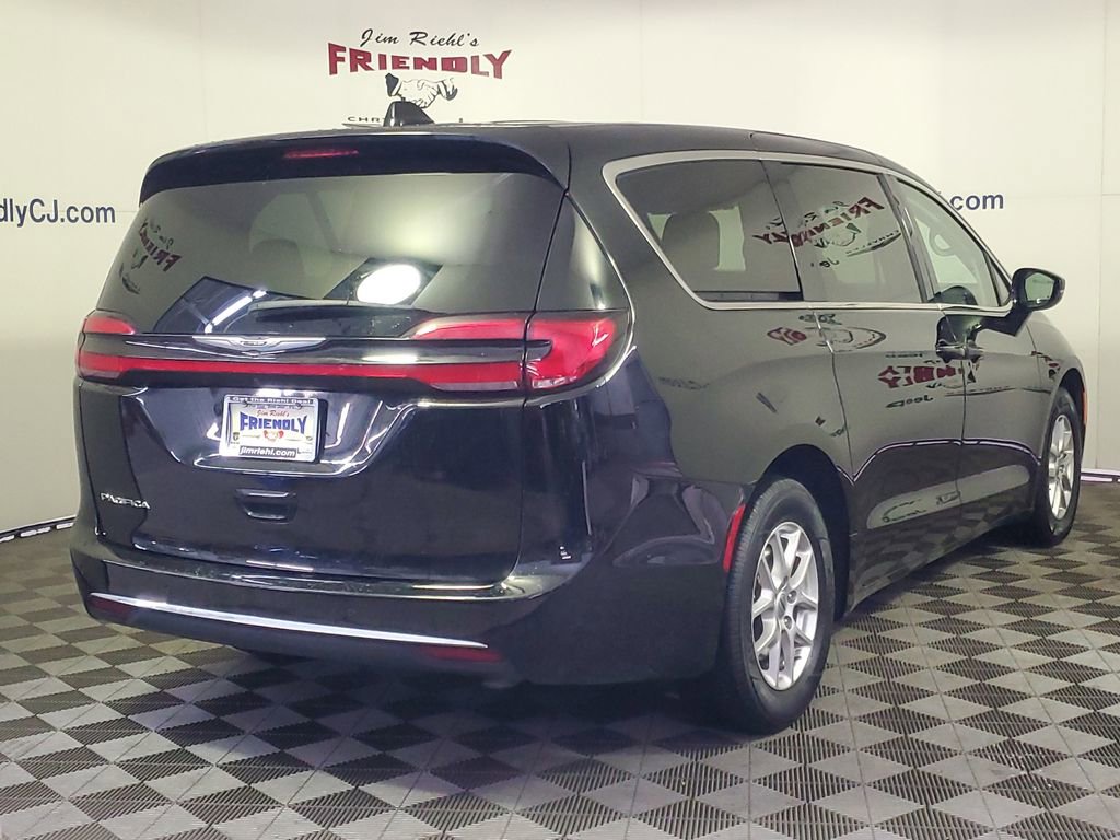 Used 2024 Chrysler Pacifica Touring-L image 3