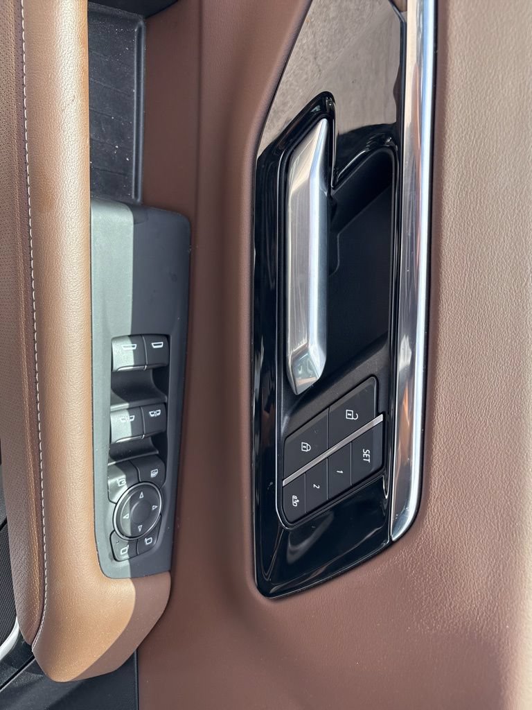 Used 2025 Chevrolet Tahoe High Country AWD/4WD image 12
