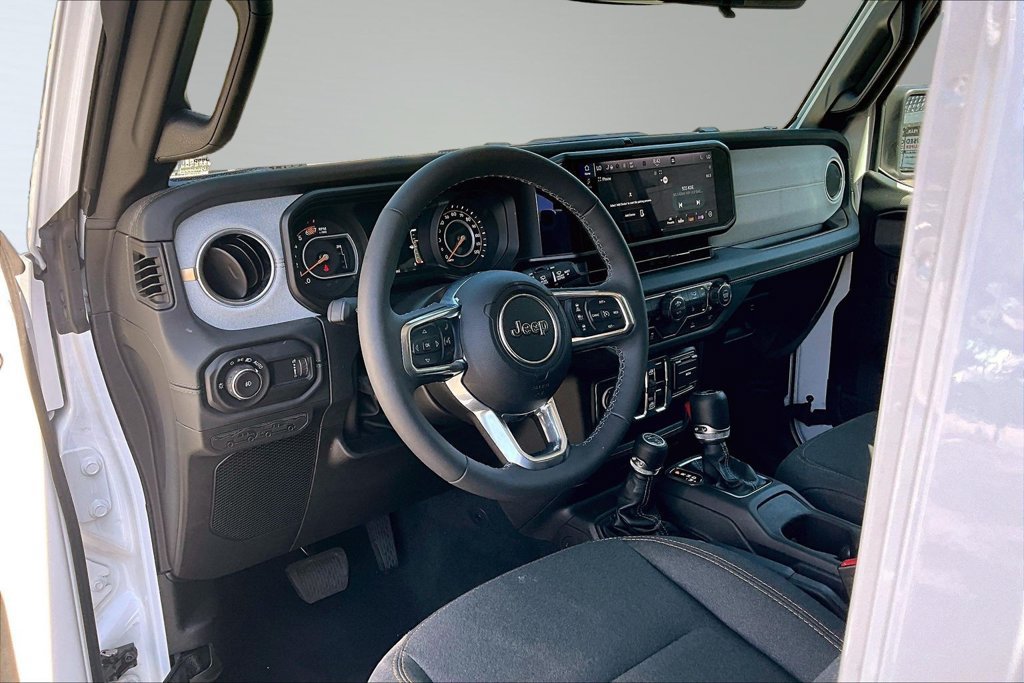 Used 2026 Jeep Wrangler Unlimited Sahara AWD/4WD image 4