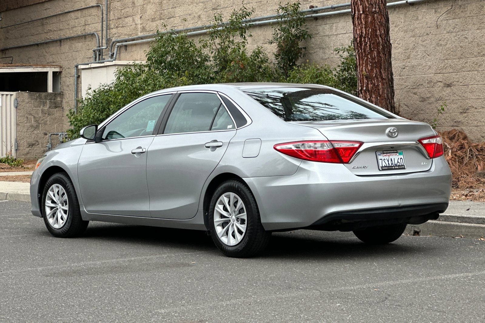Used 2016 Toyota Camry LE FWD image 5