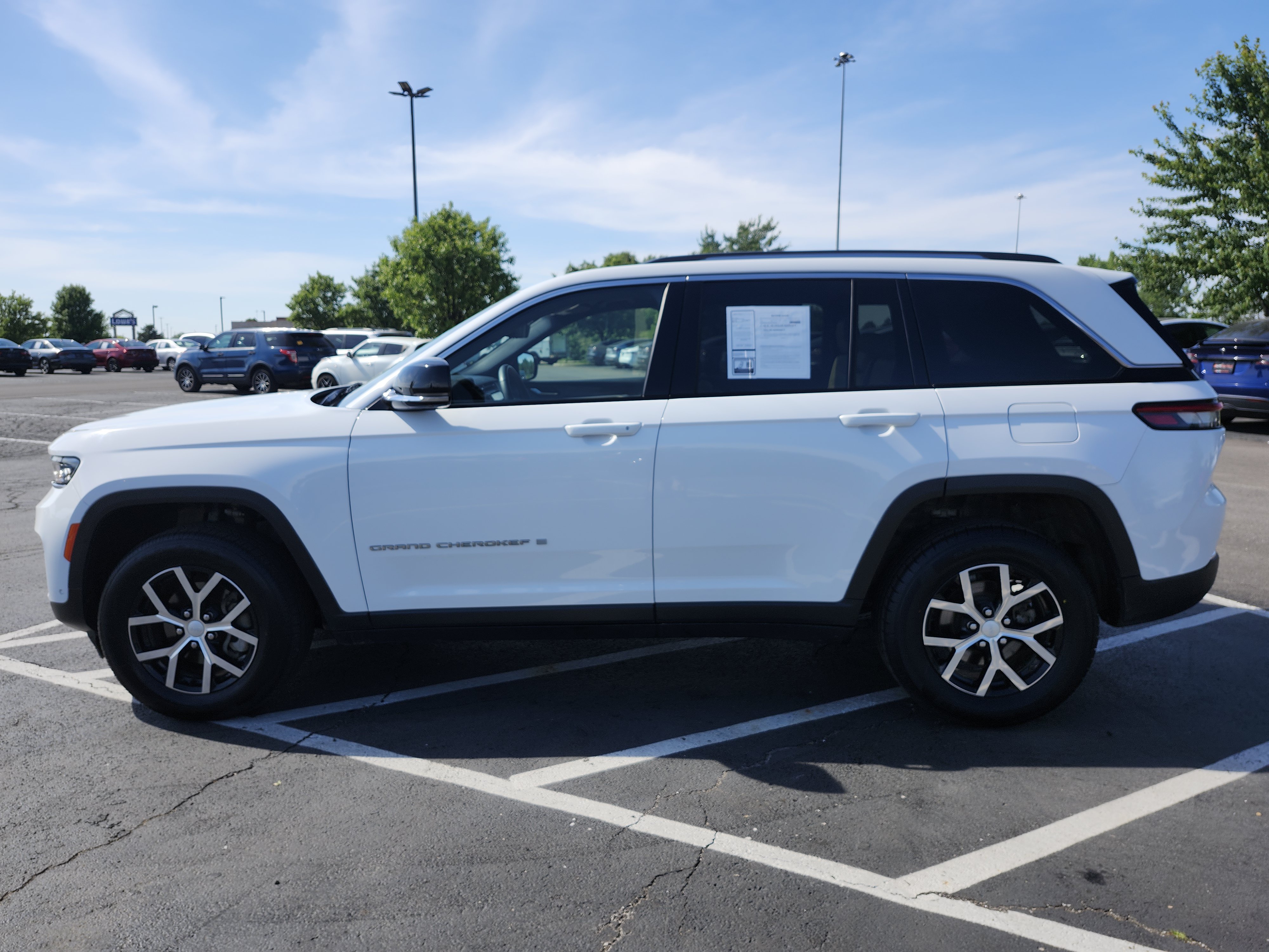 Used 2023 Jeep Grand Cherokee Limited w/ Luxury Tech Group II RWD image 14