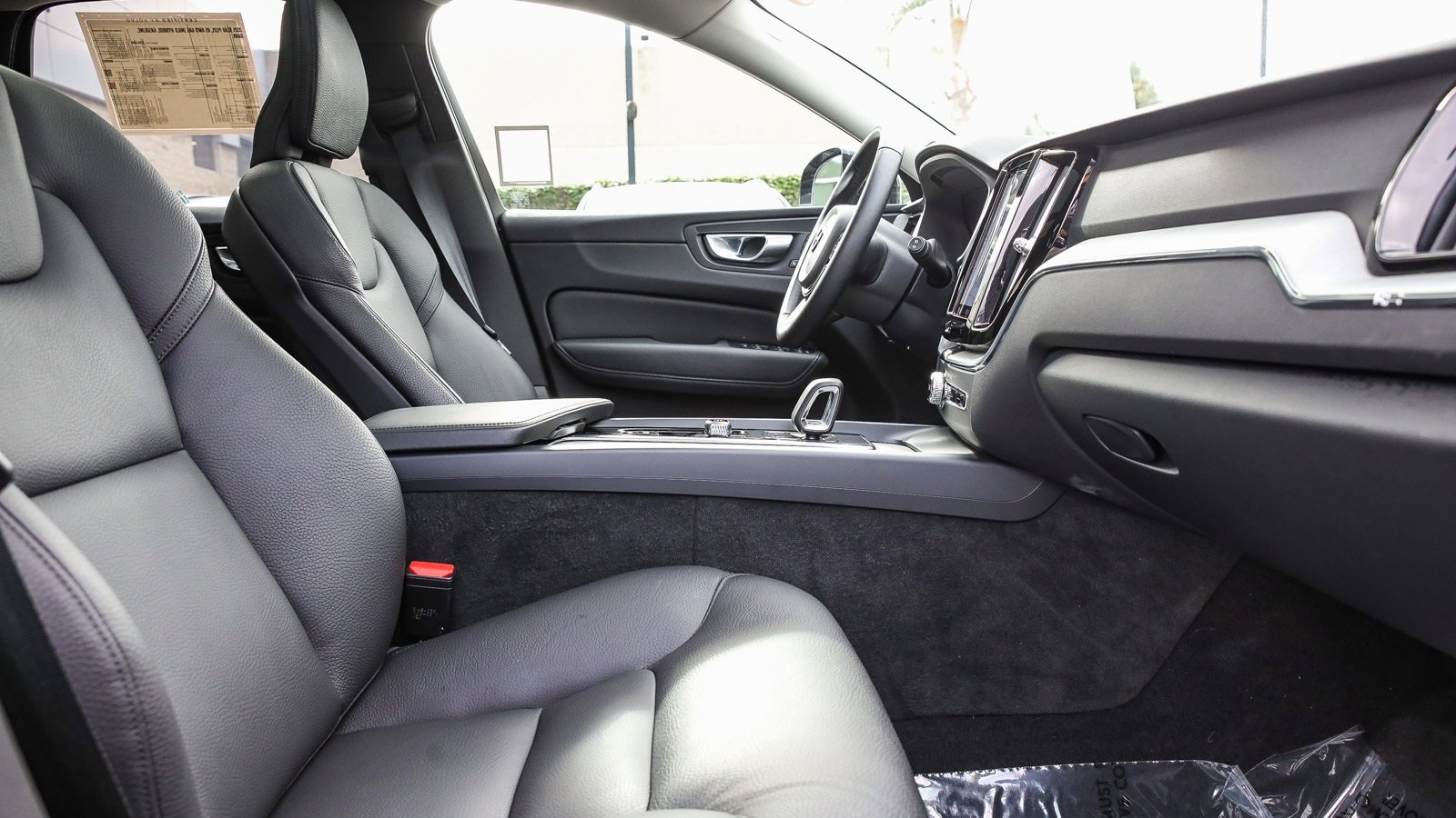 Used 2025 Volvo XC60 B5 Plus image 17