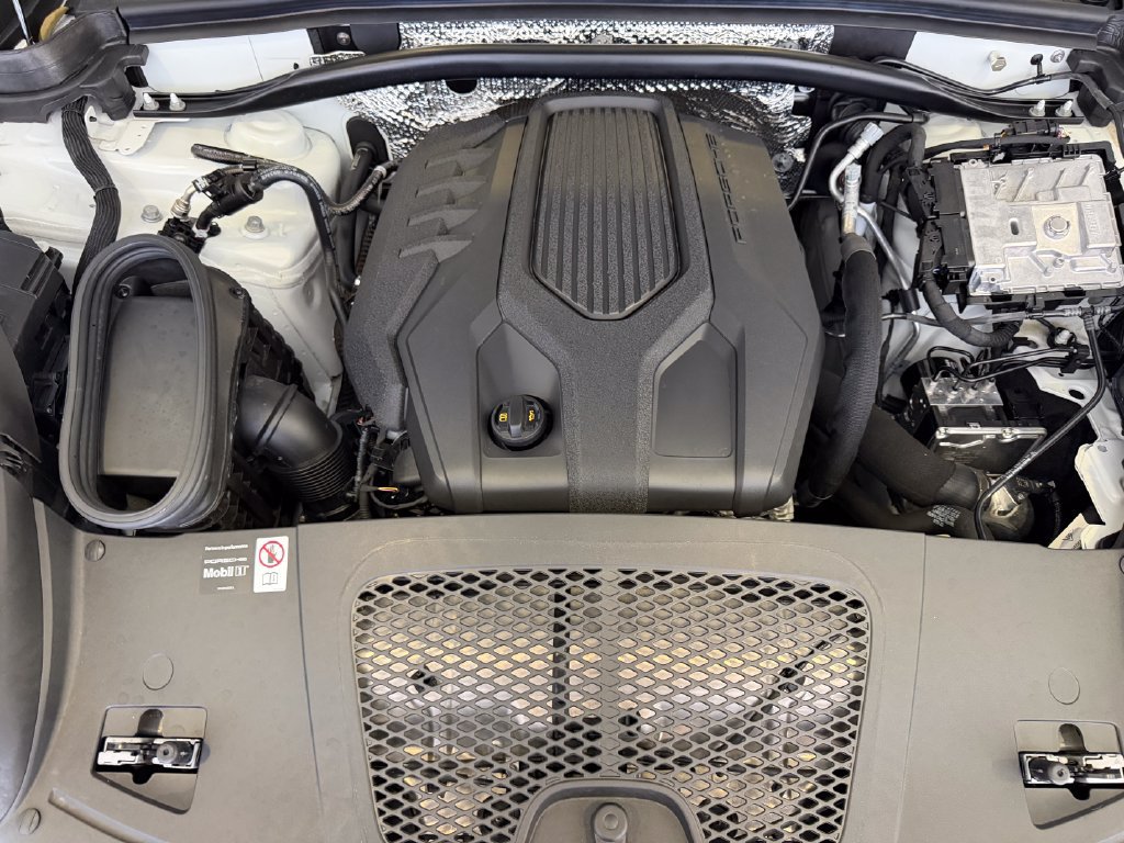 Certified 2026 Porsche Macan AWD/4WD image 27