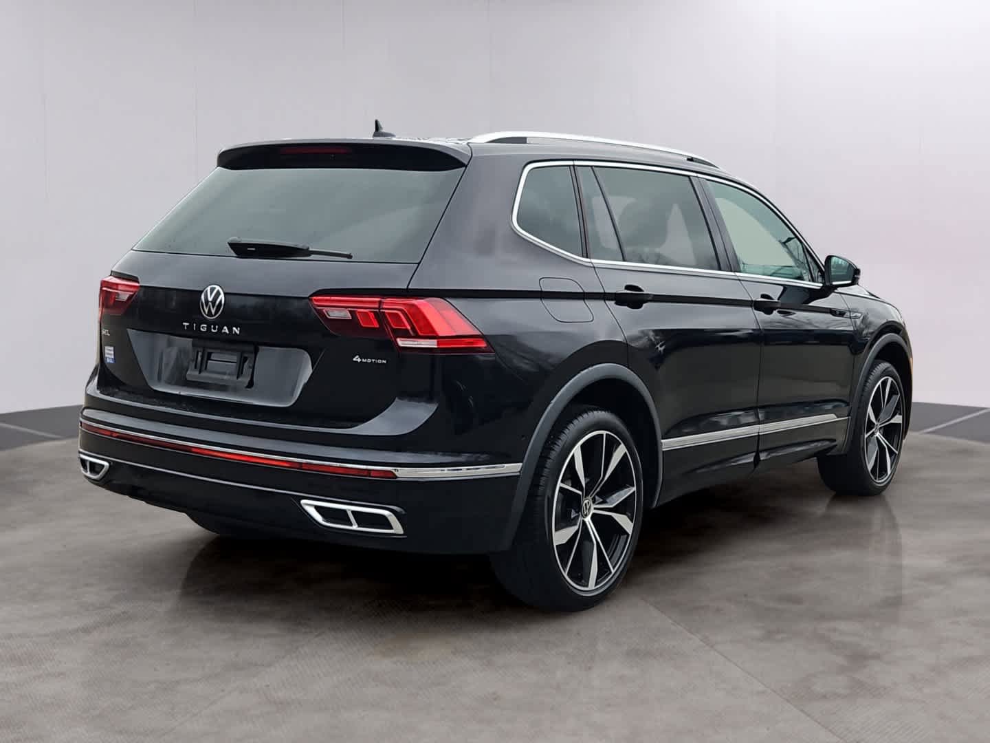 Certified 2023 Volkswagen Tiguan SEL R-Line AWD/4WD image 4