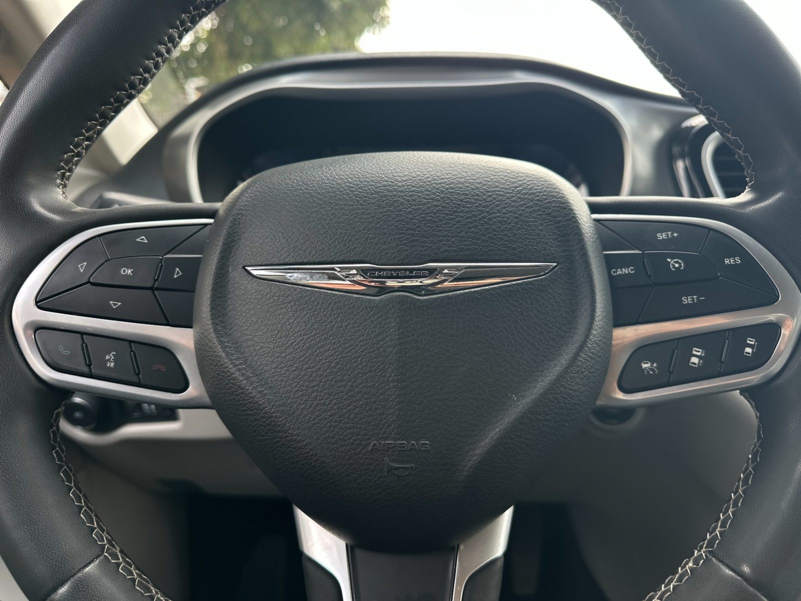 Used 2023 Chrysler Pacifica Touring-L FWD image 23