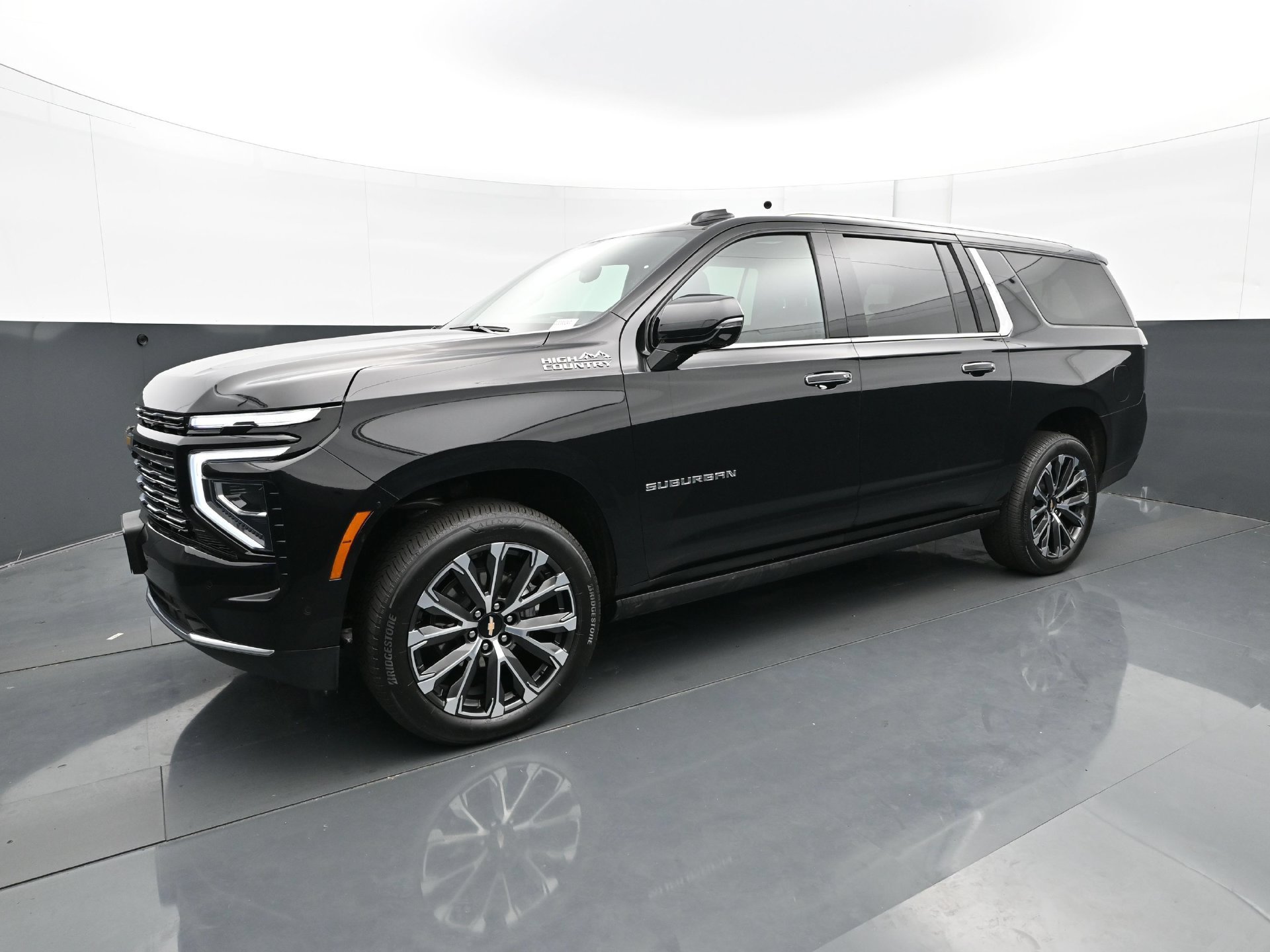 Used 2025 Chevrolet Suburban High Country AWD/4WD image 2
