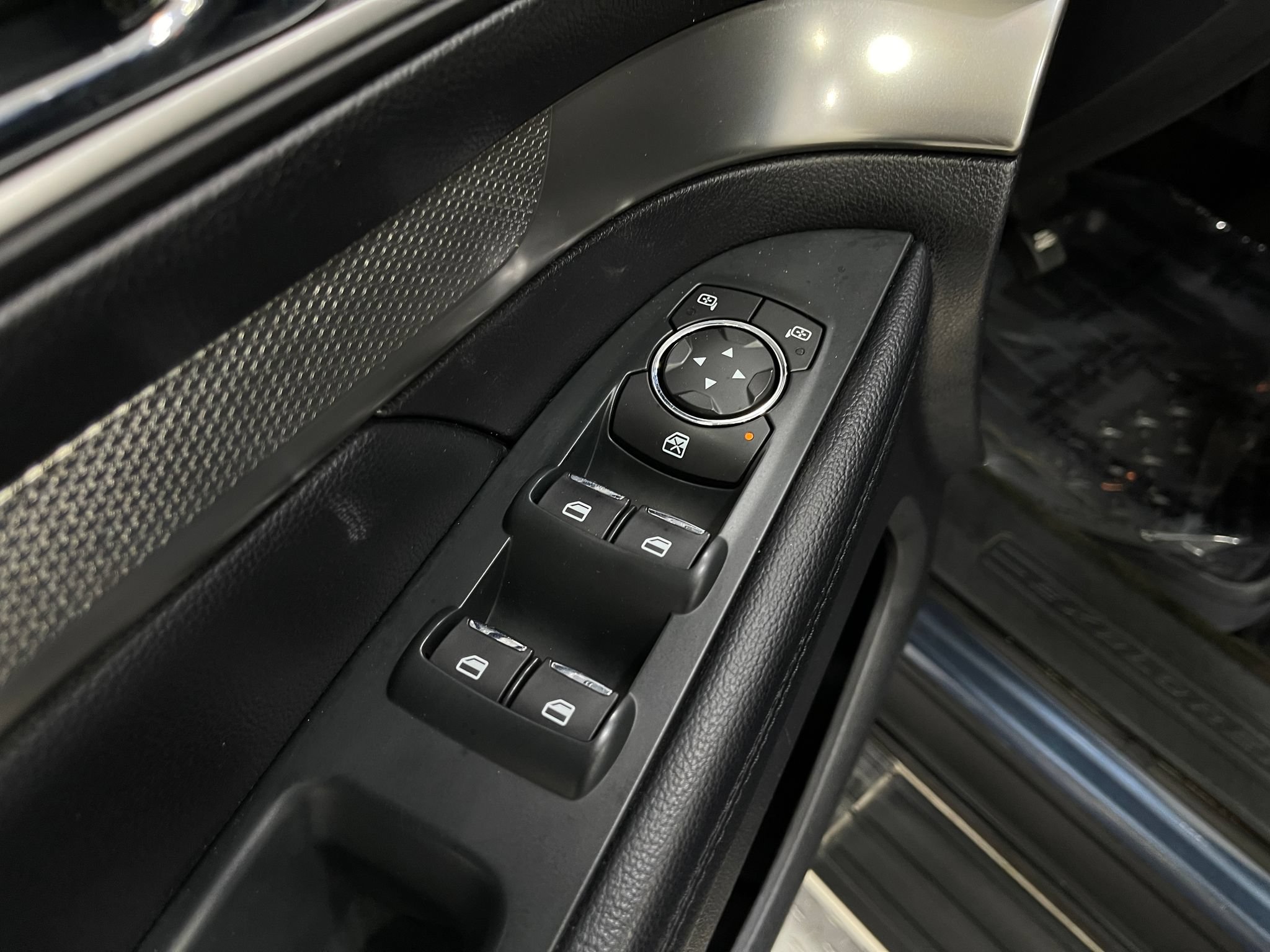 Used 2018 Ford Explorer XLT w/ Equipment Group 201A AWD/4WD image 15