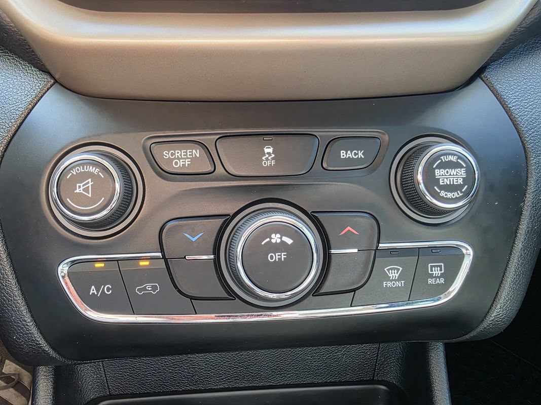 Used 2014 Jeep Cherokee Latitude w/ Cold Weather Group AWD/4WD image 25