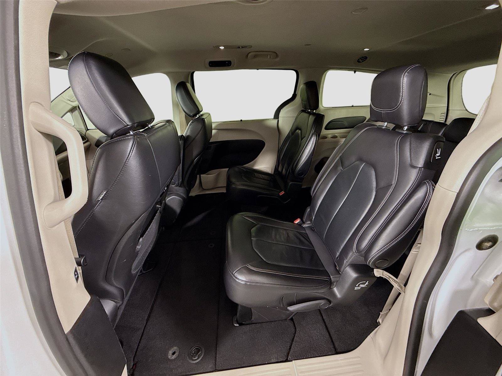 Used 2022 Chrysler Pacifica Touring-L FWD image 16