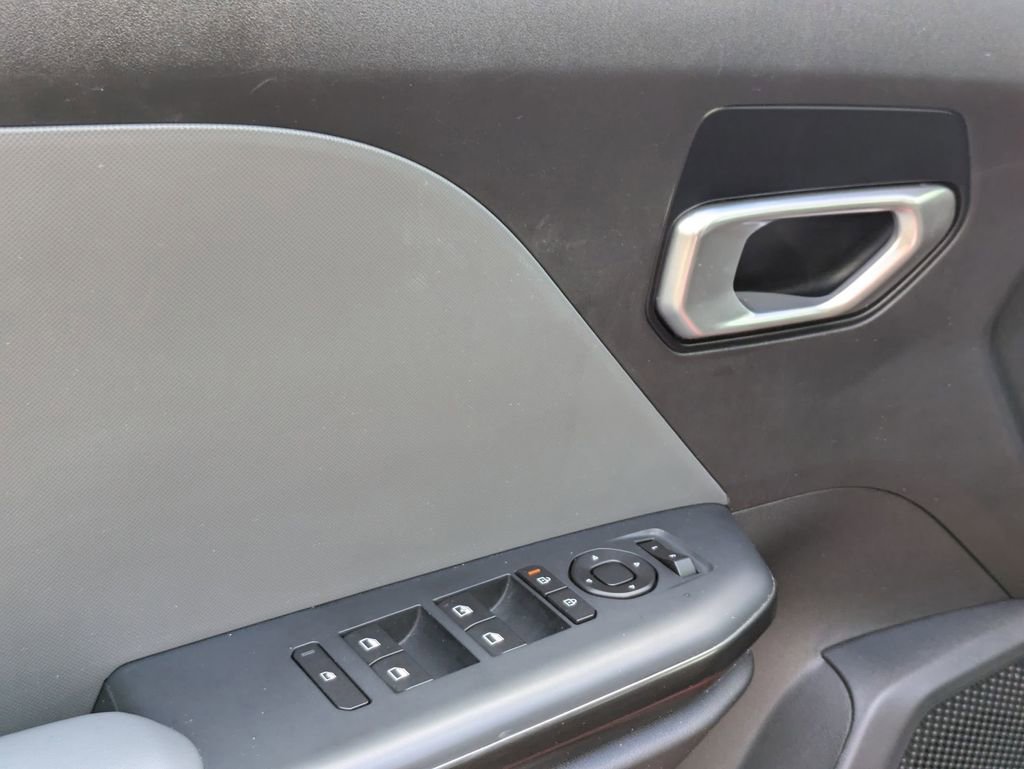 Used 2025 Kia K4 LXS image 13