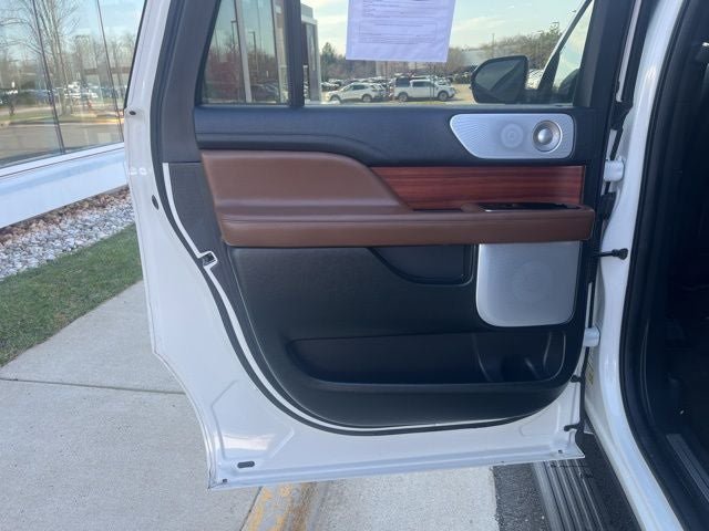 Certified 2024 Lincoln Navigator L Reserve AWD/4WD image 19