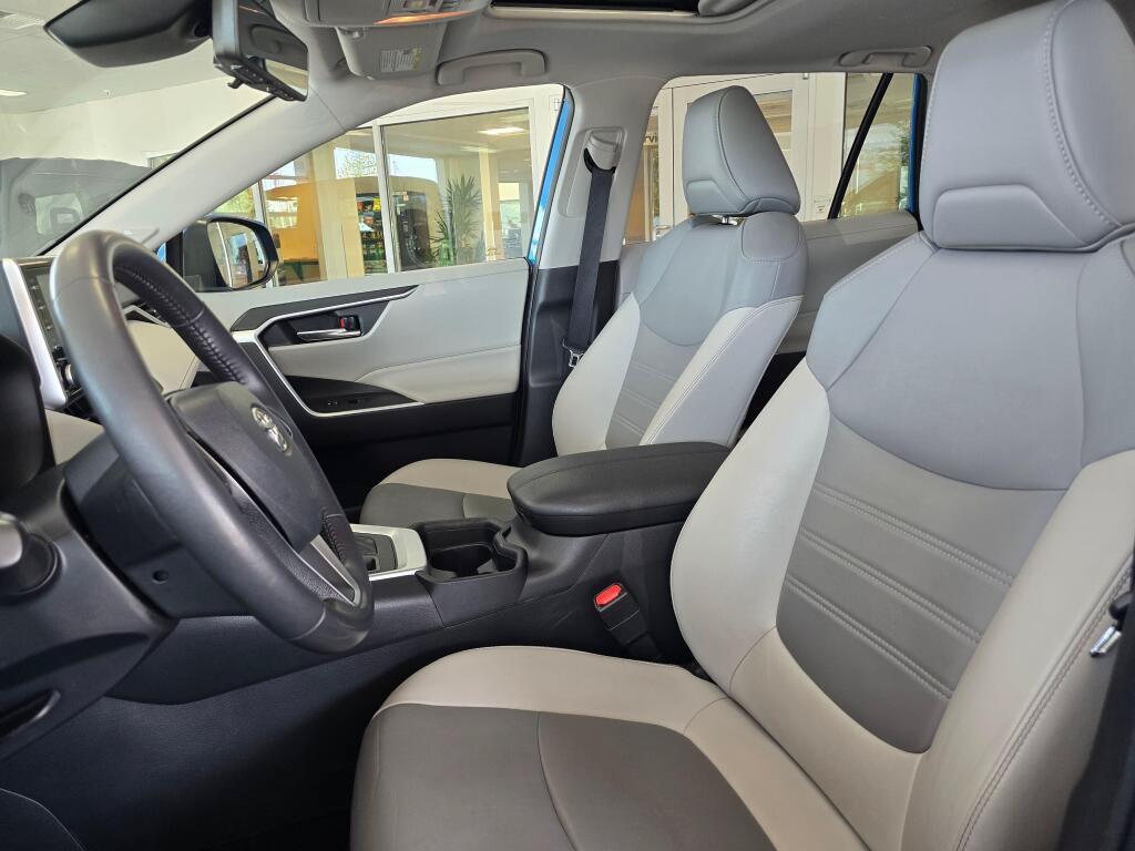 Used 2019 Toyota RAV4 XLE Premium AWD/4WD image 19