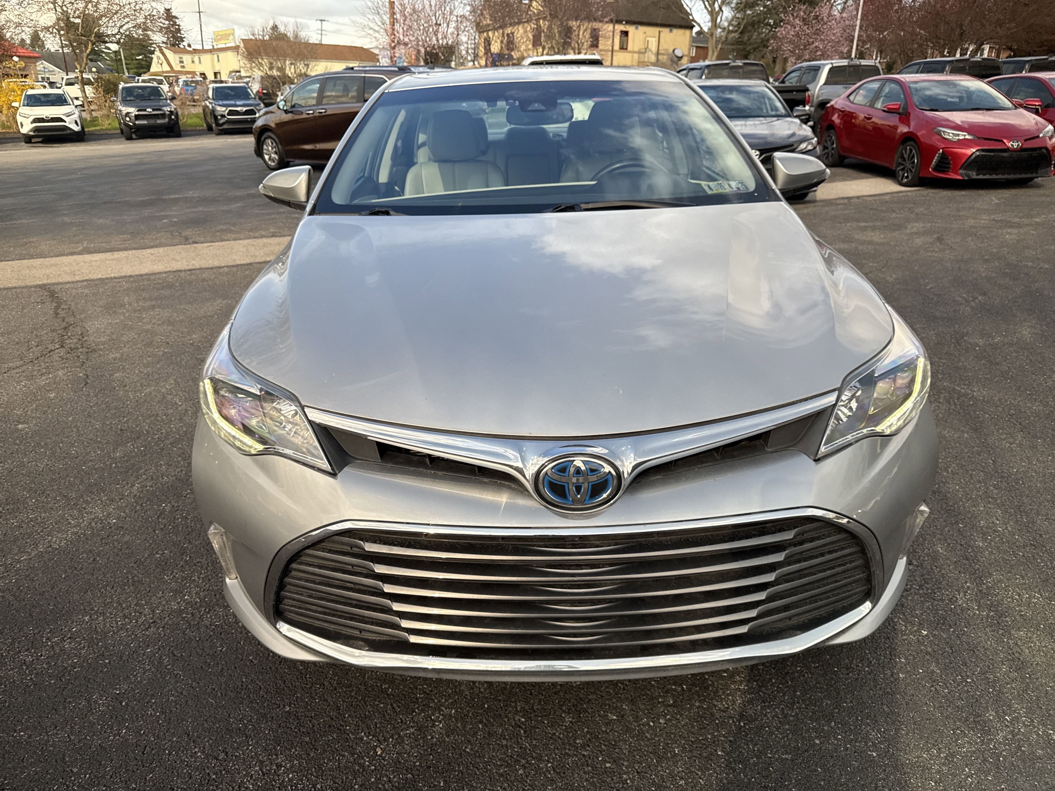 Used 2018 Toyota Avalon Limited image 2