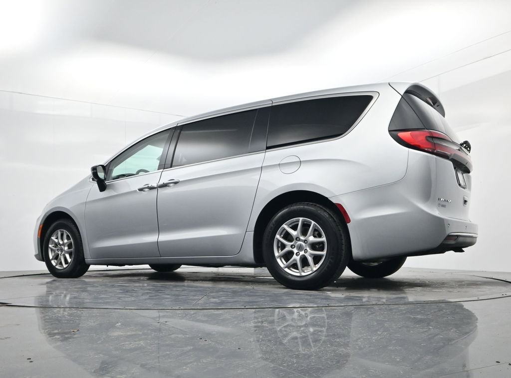 Used 2024 Chrysler Pacifica Touring-L image 42