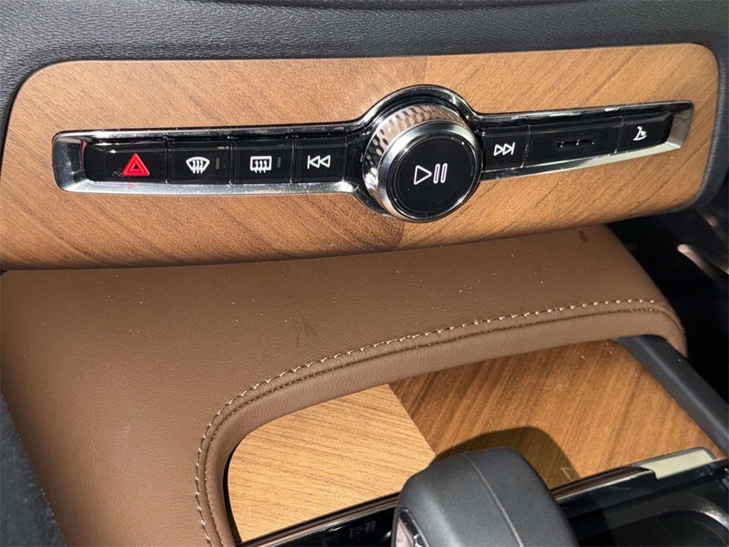 Certified 2025 Volvo XC90 B6 Plus image 25