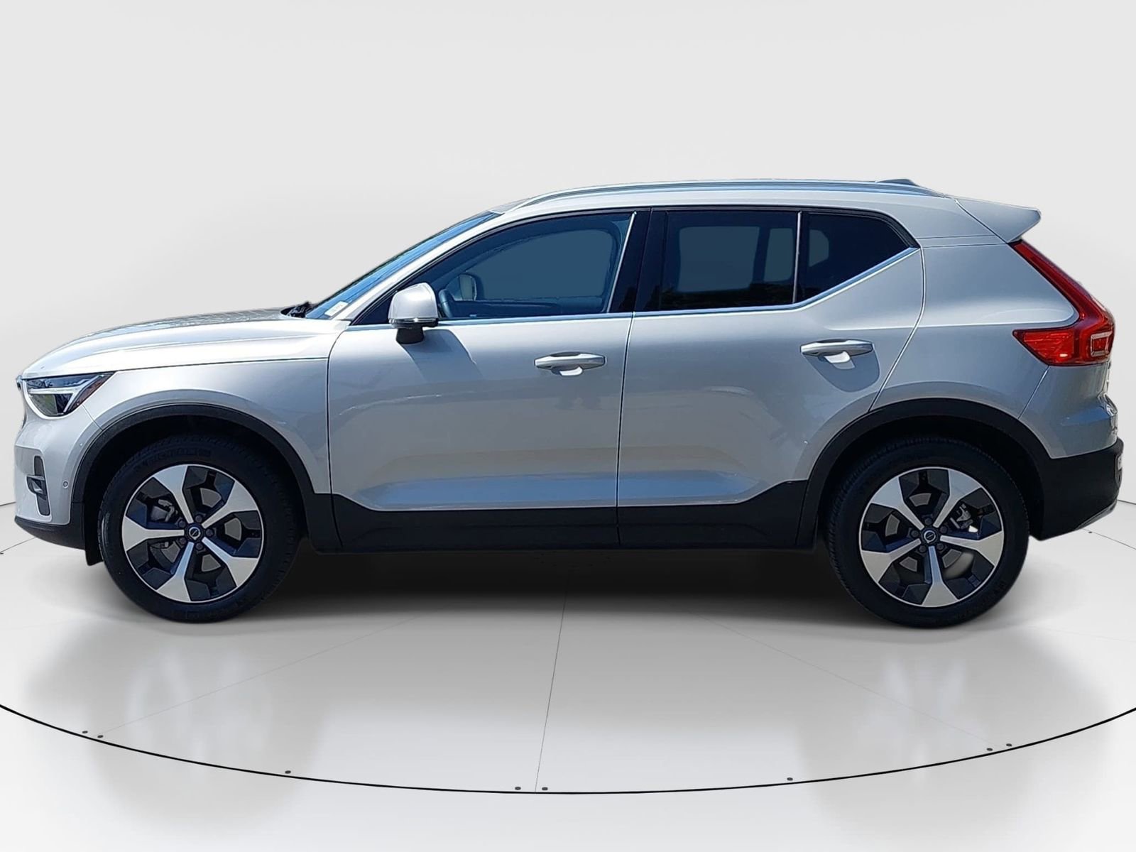 Used 2024 Volvo XC40 B5 Plus AWD/4WD image 4