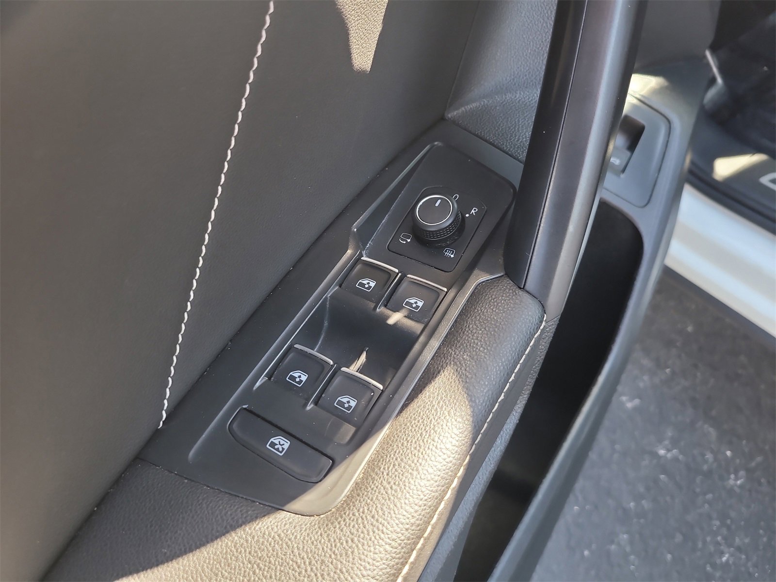 Used 2022 Volkswagen Tiguan SEL R-Line image 17