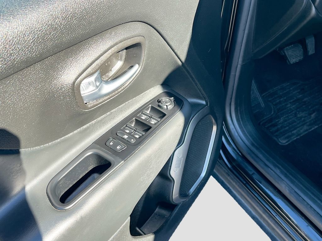 Used 2020 Jeep Renegade Limited AWD/4WD image 17