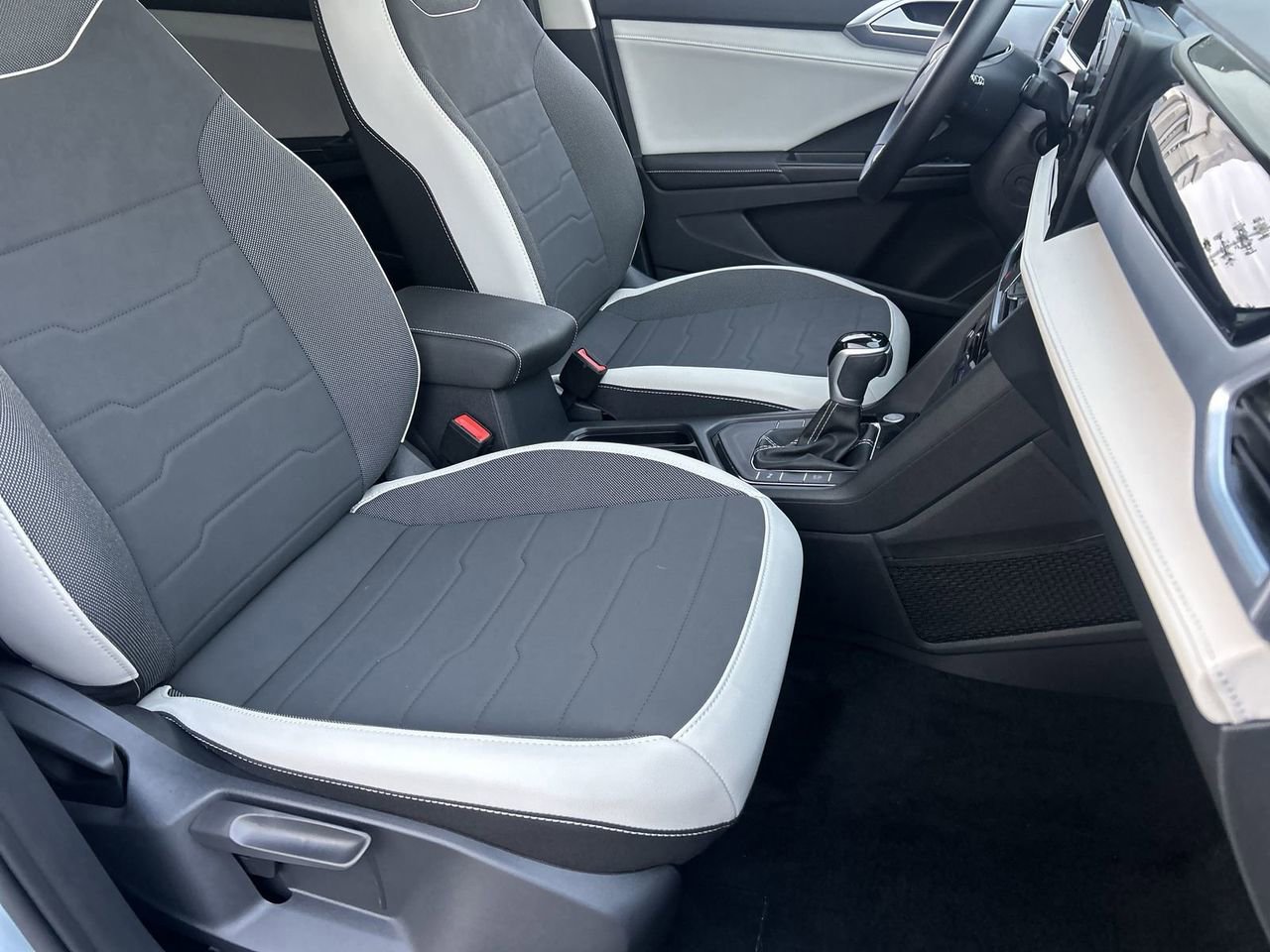 Certified 2025 Volkswagen Taos SE w/ Panoramic Sunroof Package FWD image 7