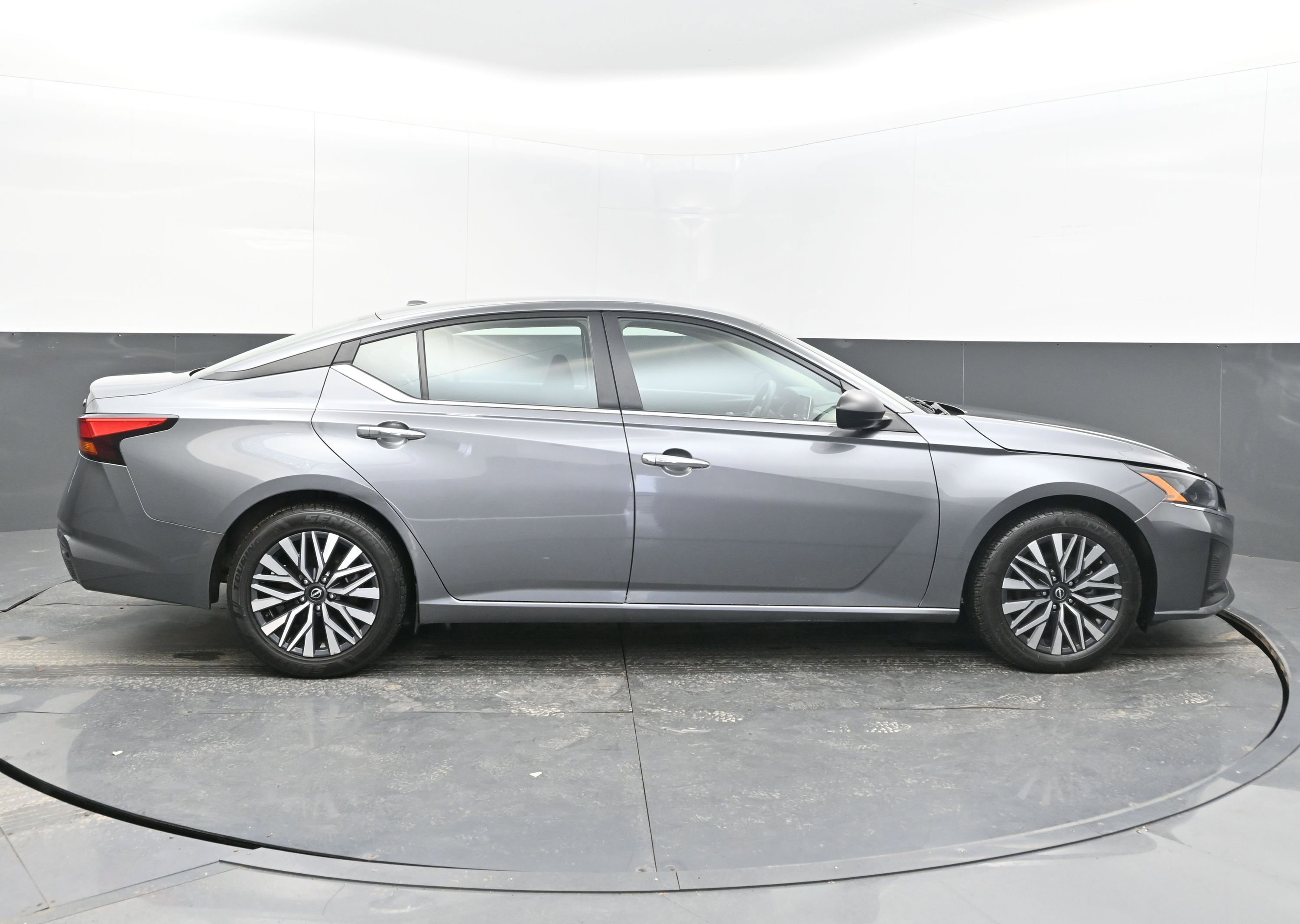 Used 2024 Nissan Altima 2.5 SV image 10