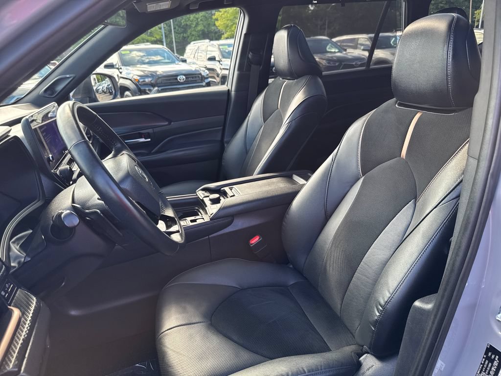 Used 2025 Toyota Grand Highlander AWD Hybrid image 16