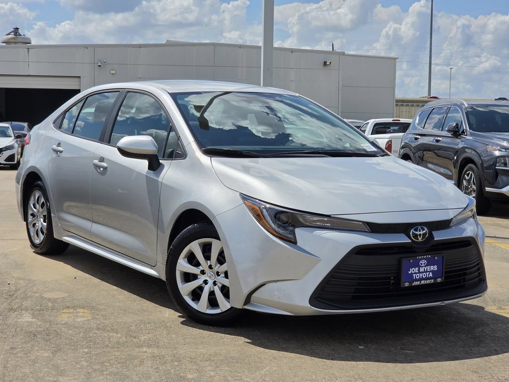Used 2026 Toyota Corolla LE FWD image 2