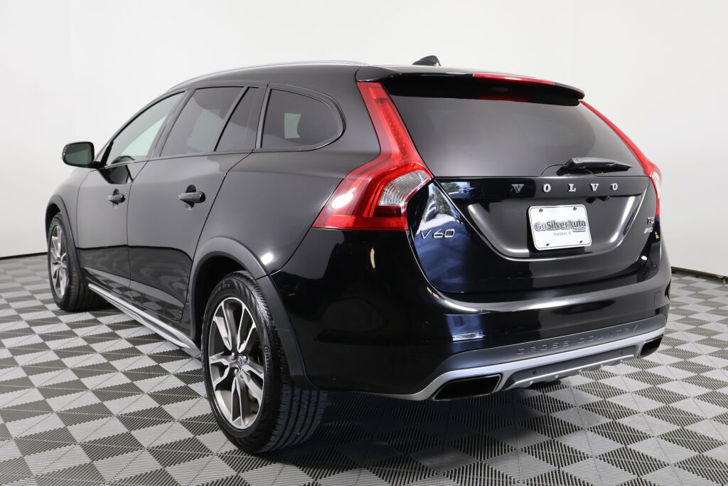 Used 2016 Volvo V60 T5 Cross Country Platinum image 4