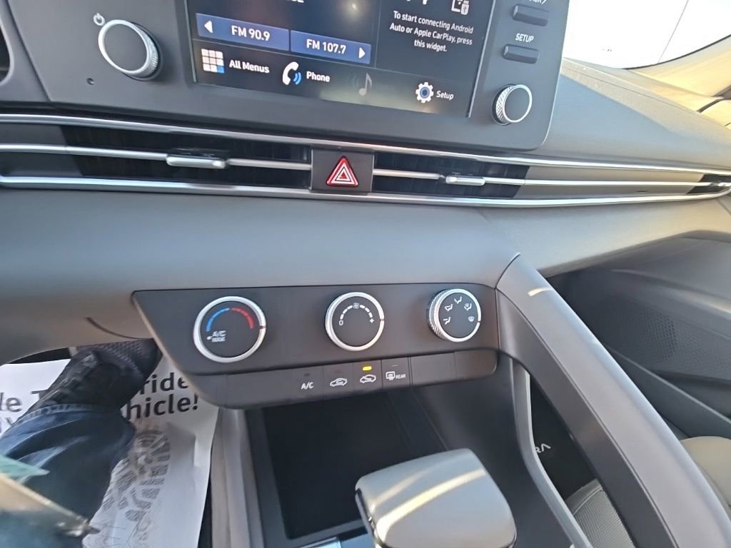 Used 2022 Hyundai Elantra SE image 19