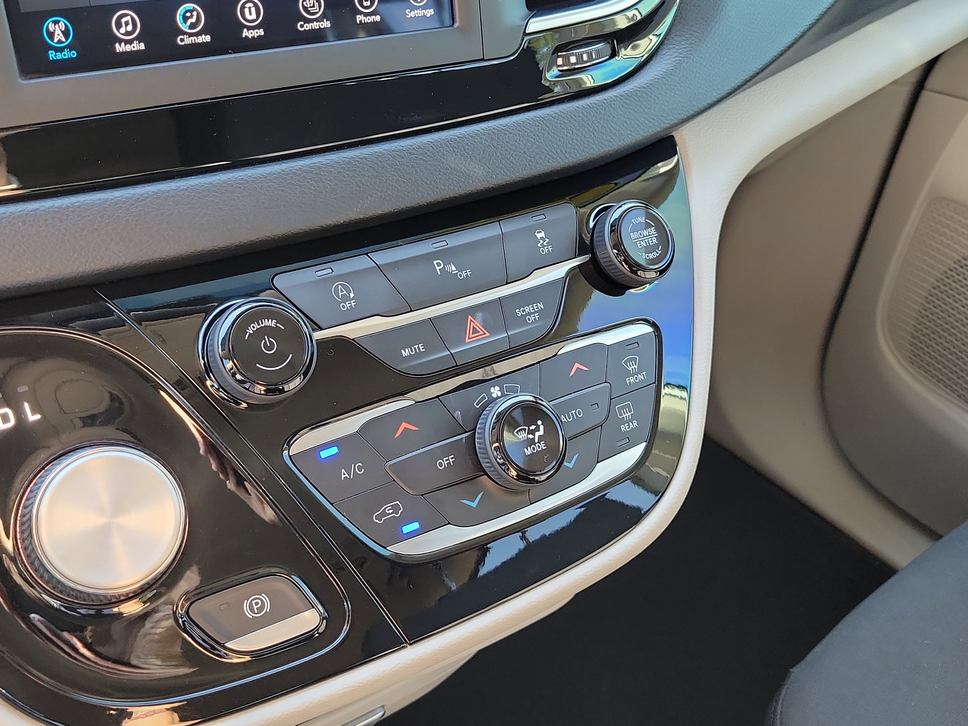 Used 2020 Chrysler Pacifica Touring w/ Cold Weather Group FWD image 35