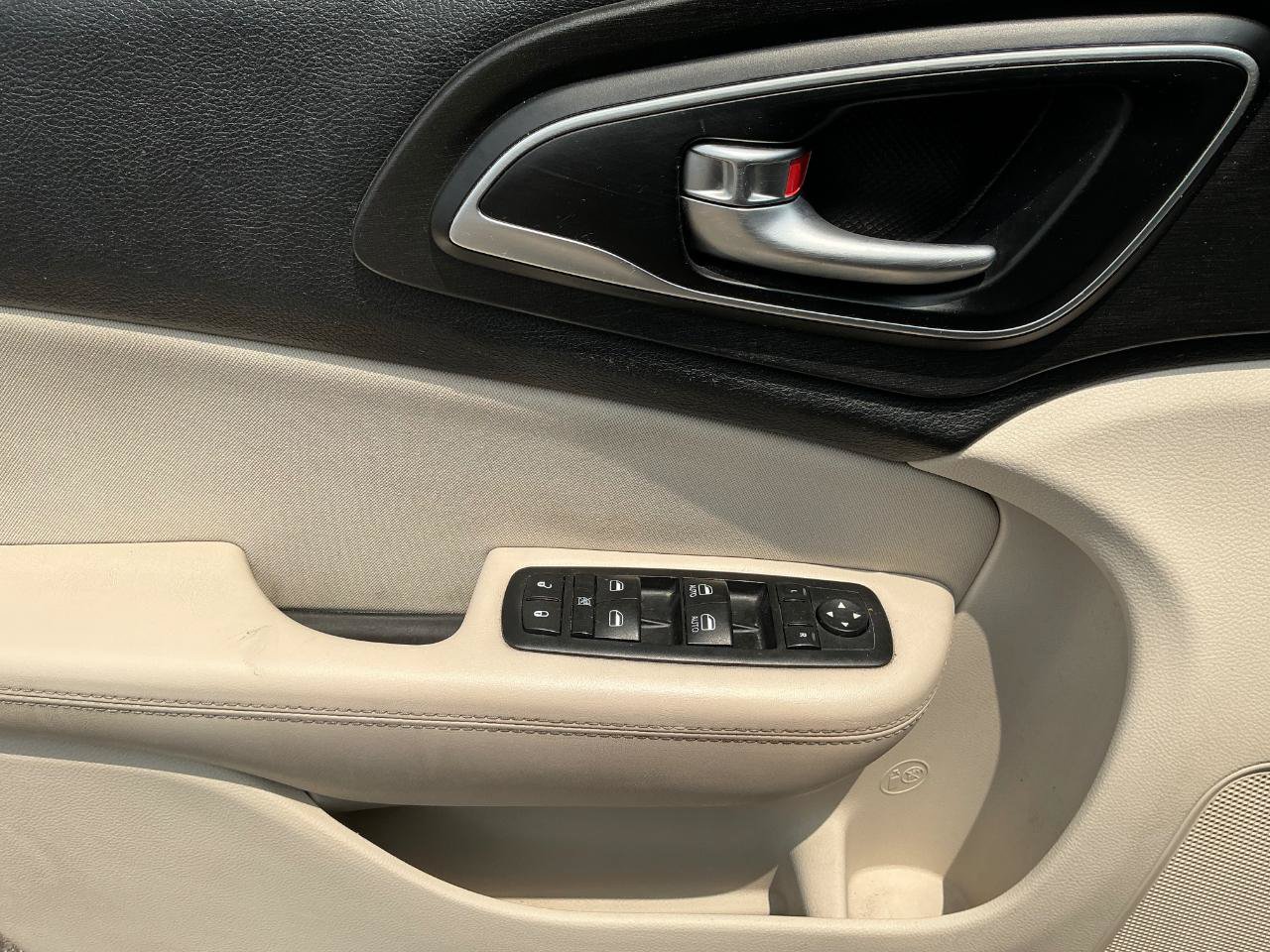 Used 2015 Chrysler 200 Limited w/ Convenience Group FWD image 15