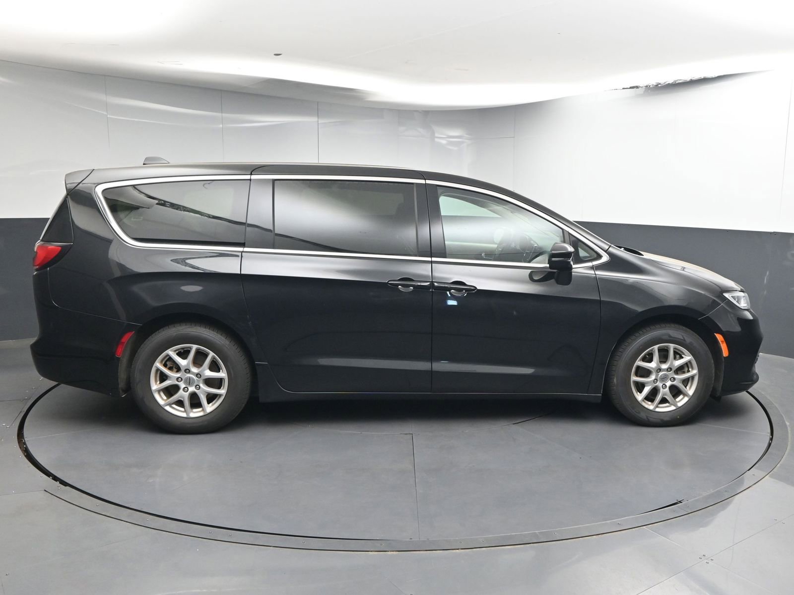 Used 2023 Chrysler Pacifica Touring-L image 8
