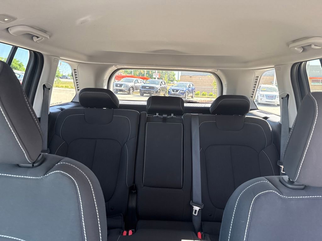 Used 2024 Jeep Grand Cherokee Laredo image 28