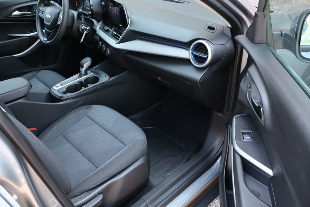 Used 2024 Chevrolet Trax LS w/ LS Convenience Package FWD image 39