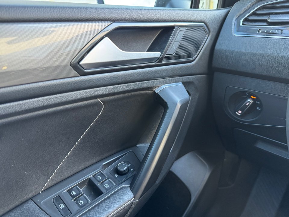 Used 2022 Volkswagen Tiguan SE image 36