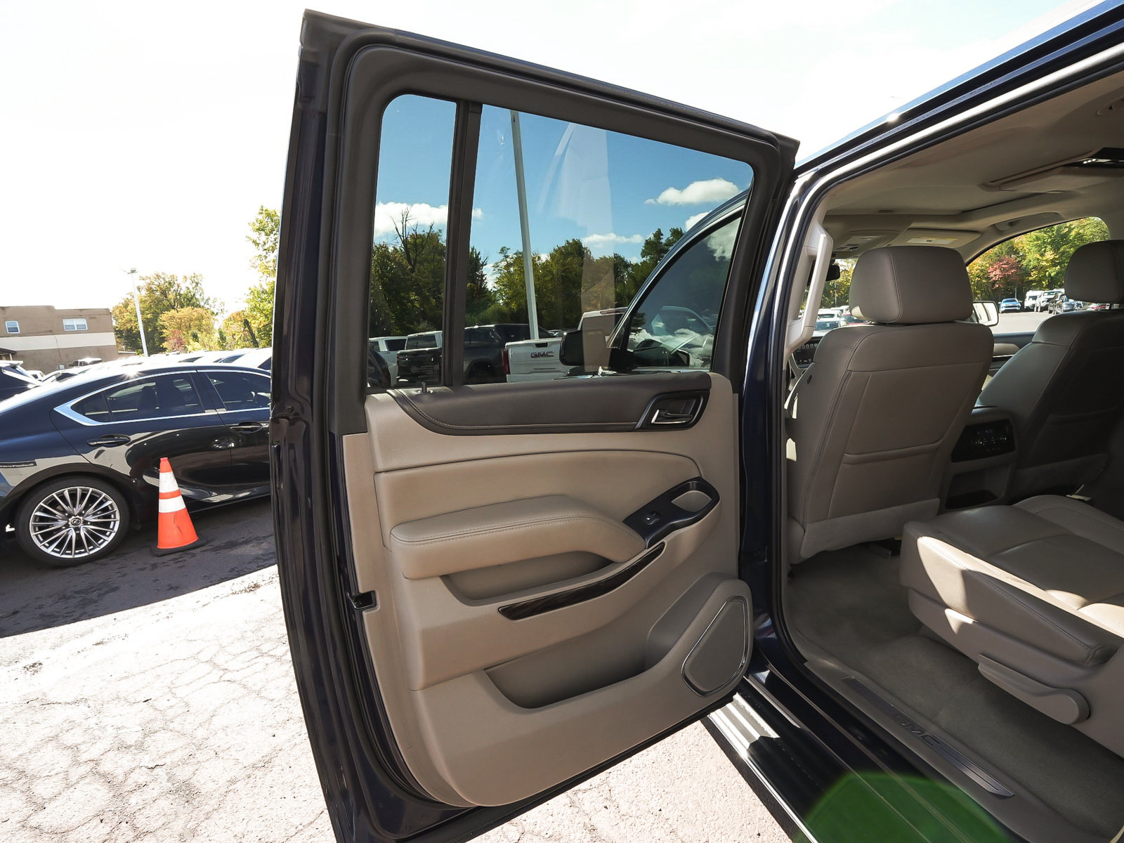Used 2018 GMC Yukon XL SLT w/ Premium Edition AWD/4WD image 14