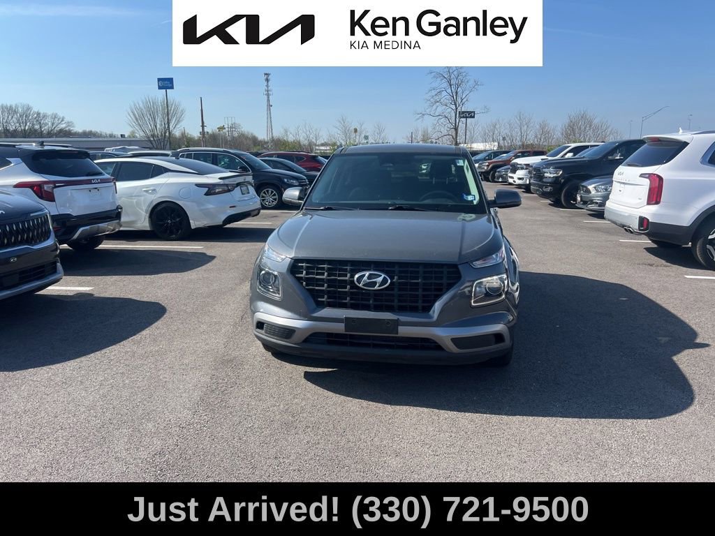 Used 2023 Hyundai Venue SE FWD image 2